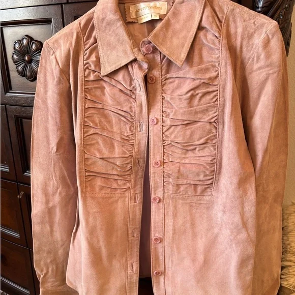 Elegant Suede Blazer in Soft Pink - Picture 3 of 5